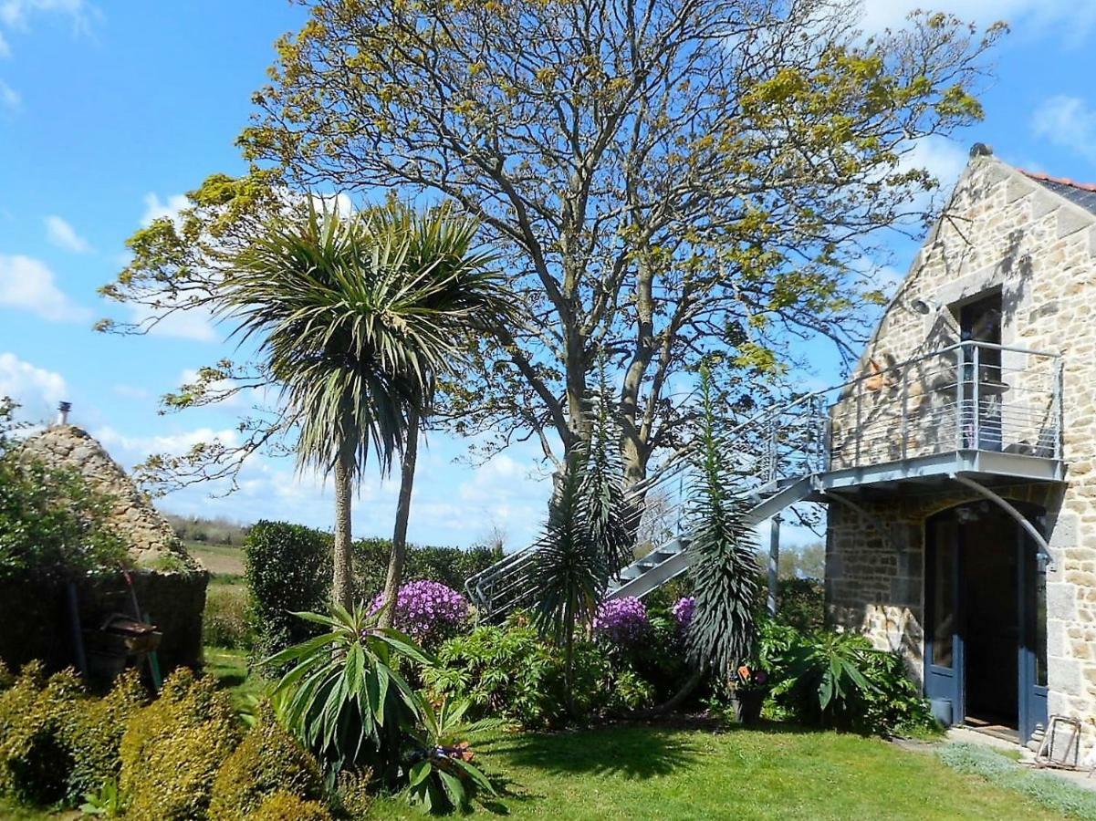 La grange aux lièvres, gîtes Kerdoel Cléder Extérieur photo