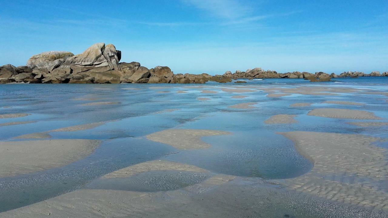 La grange aux lièvres, gîtes Kerdoel Cléder Extérieur photo